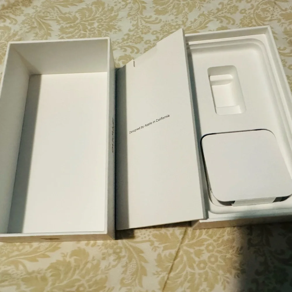 Apple iPhone XS Box only with unused headphone-White and Gold